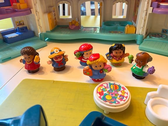Fisher-Price Little People lekhus med figurer och tåg
