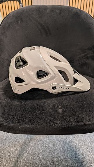 Oakley DRT5 cykelhjälm stl L grå