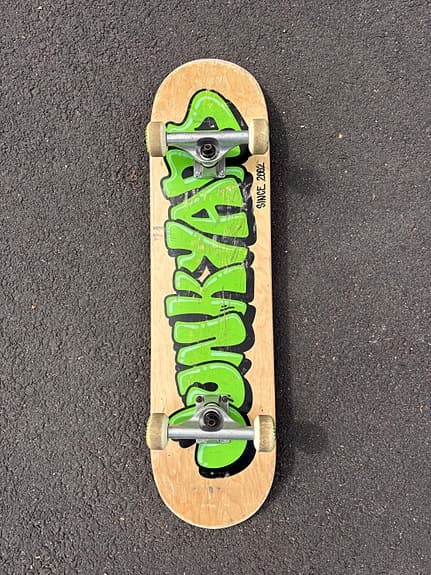 Junkyard skateboard med griptape och hjul