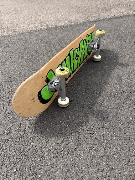 Junkyard skateboard med griptape och hjul