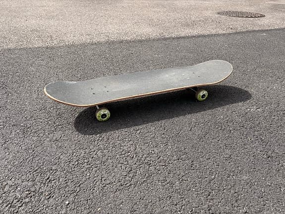 Junkyard skateboard med griptape och hjul