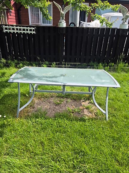 Rektangulärt trädgårdsbord med glasskiva