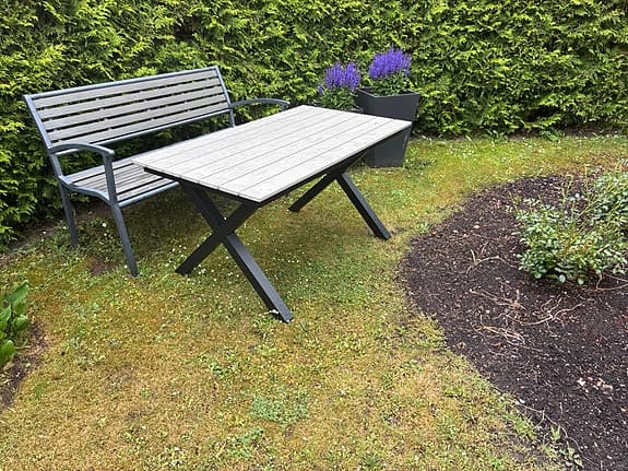Rektangulärt trädgårdsbord i träimitation och metall