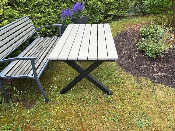 Rektangulärt trädgårdsbord i träimitation och metall