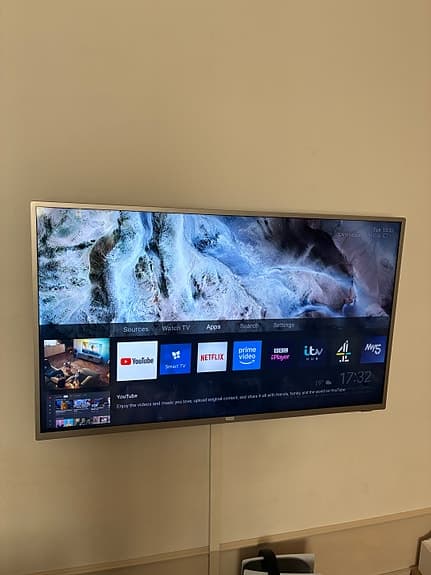 Philips 50” 4K Smart-TV – inkl väggfäste + ben – fint skick