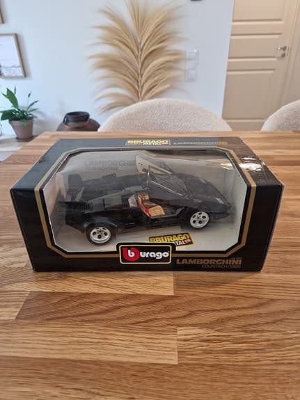 Bburago modellbilar Alfa Romeo, Lamborghini, Bugatti