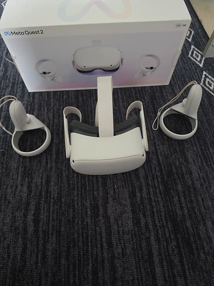 Oculus Meta Quest 2 VR‑headset med handkontroller