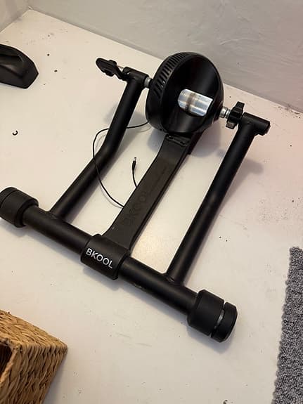 Bkool cykeltrainer med framhjulsstöd och matta