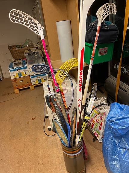 Blandade innebandyklubbor och racketar