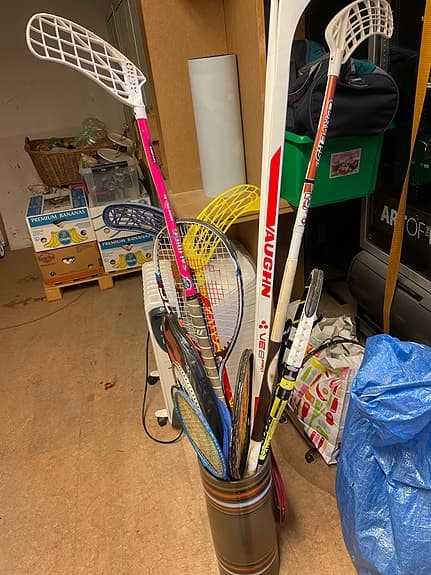 Blandade innebandyklubbor och racketar