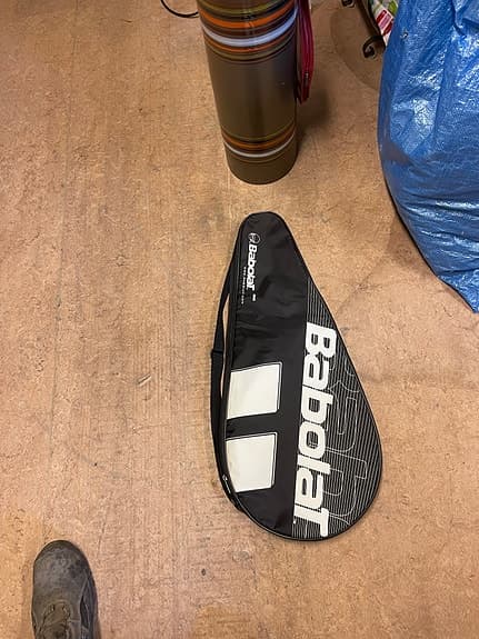 Blandade innebandyklubbor och racketar