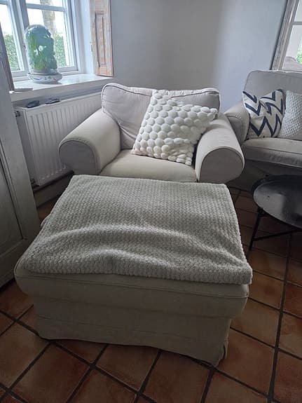 Ektorp fåtölj med fotpall i beige färg
