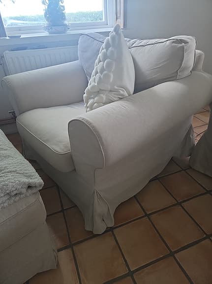 Ektorp fåtölj med fotpall i beige färg