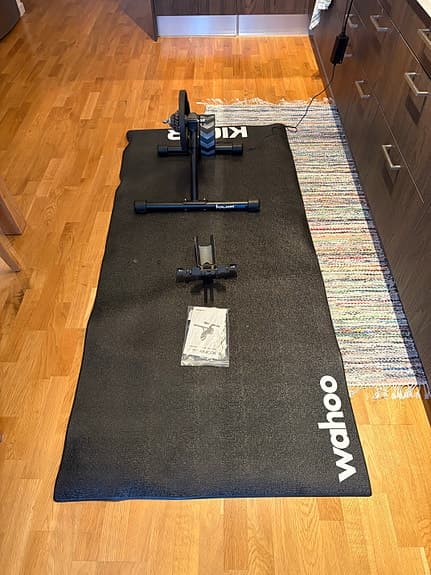 Wahoo Kickr Core cykeltrainer med matta