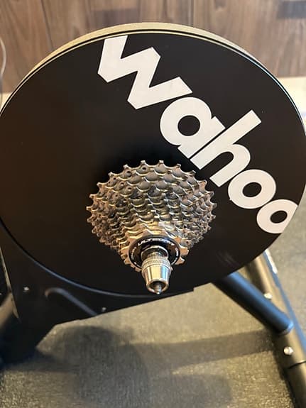 Wahoo Kickr Core cykeltrainer med matta