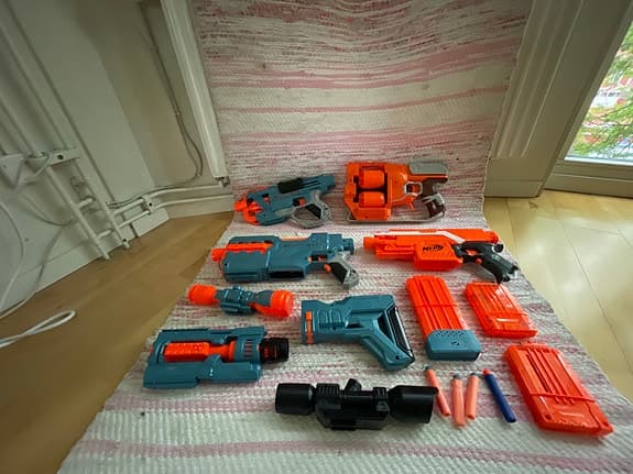 Nerf leksakspistoler med skott och tilbehör