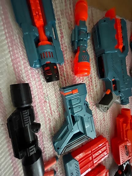 Nerf leksakspistoler med skott och tilbehör