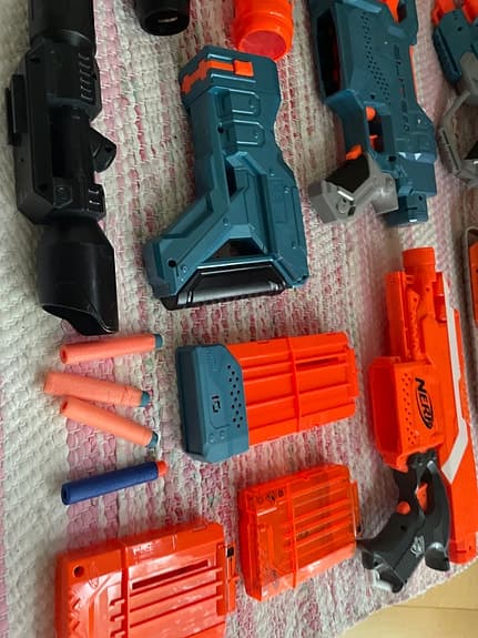 Nerf leksakspistoler med skott och tilbehör
