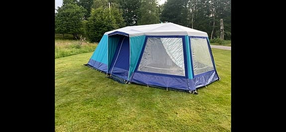 Blått familjetält med stora fönster
