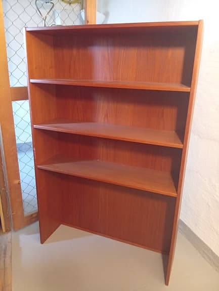 Teakbokhylla och sideboard i trä