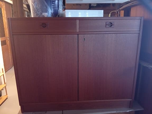 Teakbokhylla och sideboard i trä