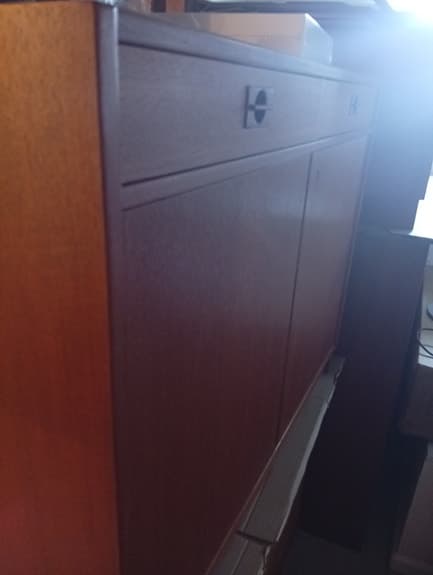 Teakbokhylla och sideboard i trä