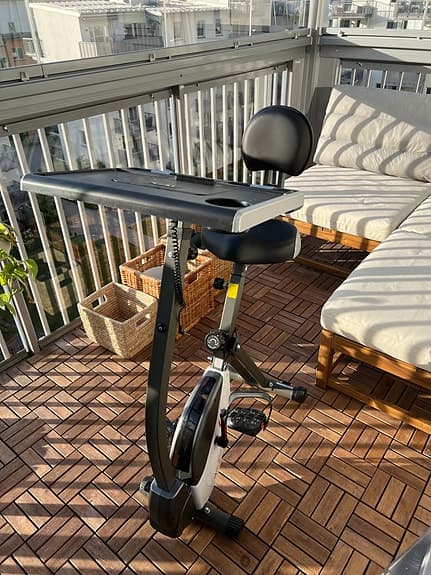 Motionscykel med skrivbord och ryggstöd