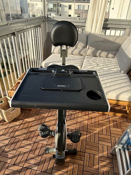 Motionscykel med skrivbord och ryggstöd