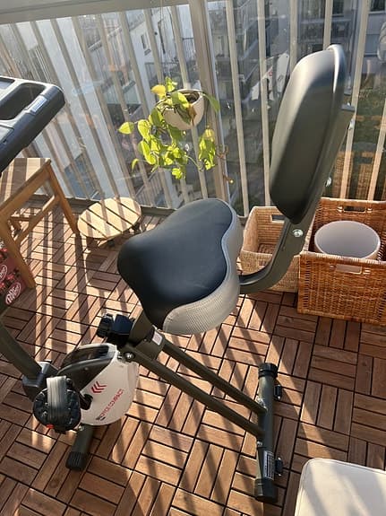 Motionscykel med skrivbord och ryggstöd