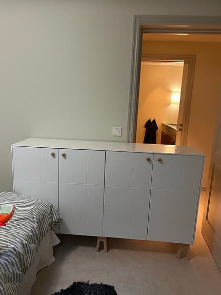 Vit rymlig byrå med Superfront-detaljer säljes!