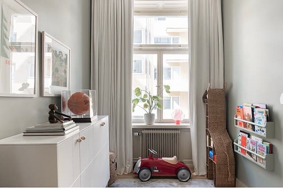 Vit rymlig byrå med Superfront-detaljer säljes!
