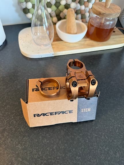Race Face Turbine stem 40 mm kashmoney + OAK Orbit sadelklämma 38,5 mm