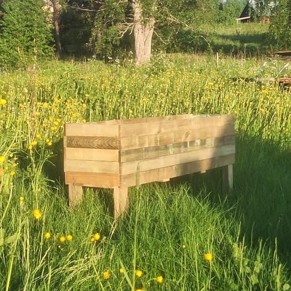 Odlingslåda i trä på ben
