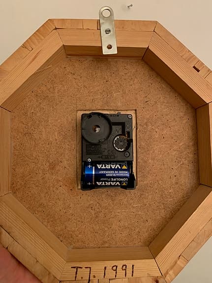 Väggklocka i trä med romerska siffror