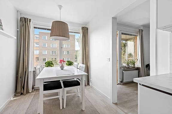 Mio Ingrid matgrupp bord och stolar vit