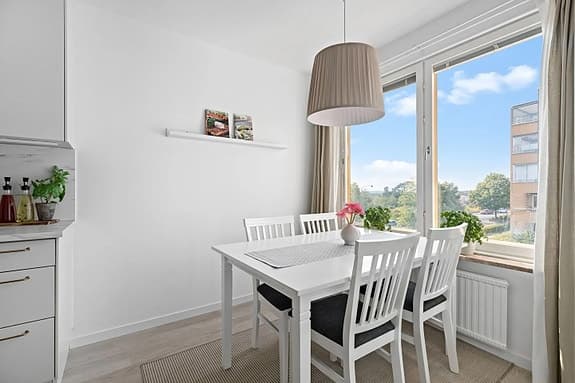 Mio Ingrid matgrupp bord och stolar vit