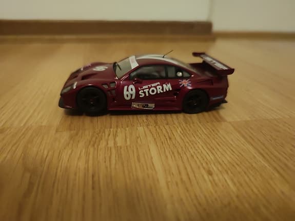 Lister Storm modellbil röd racingbil