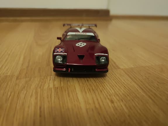Lister Storm modellbil röd racingbil