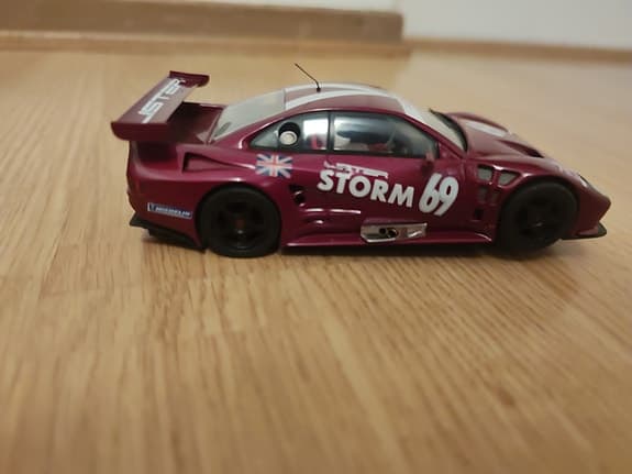 Lister Storm modellbil röd racingbil
