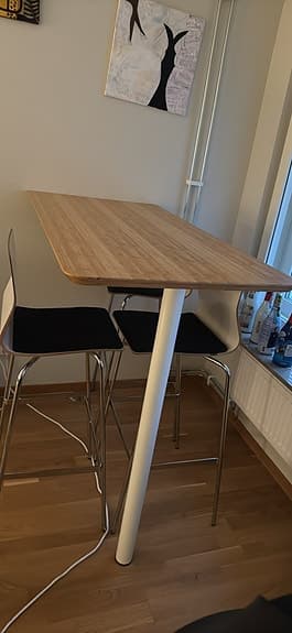 Barbord med tre stolar.