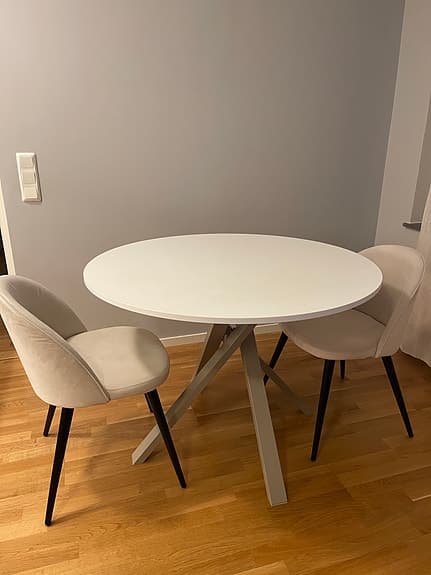 Matbord ø 105 cm & 2 stolar