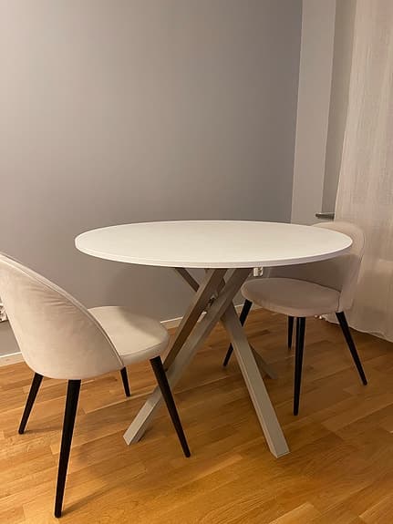 Matbord ø 105 cm & 2 stolar