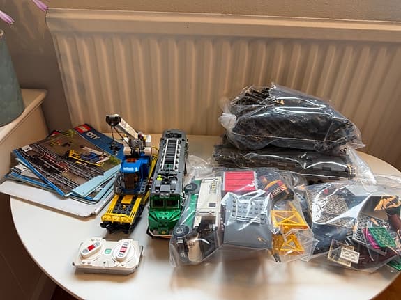 LEGO City 60198 Cargo Train / Godståg – komplett liknande lot med räls