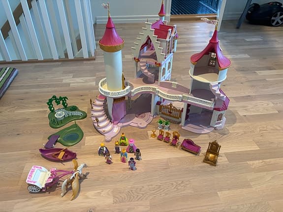 Playmobil extrastort sagoslott med figurer och möbler