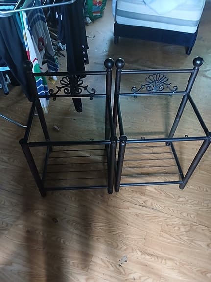 2 sängbord med glaskiva