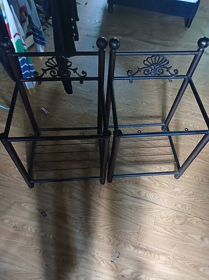2 sängbord med glaskiva