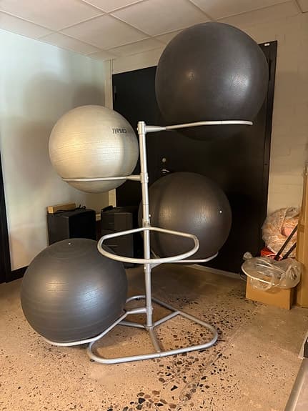Ställning för pilatesbollar / gymbollar metall grå