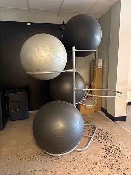Ställning för pilatesbollar / gymbollar metall grå