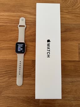 Apple Watch SE 40mm GPS guld aluminium med Starlight sportband