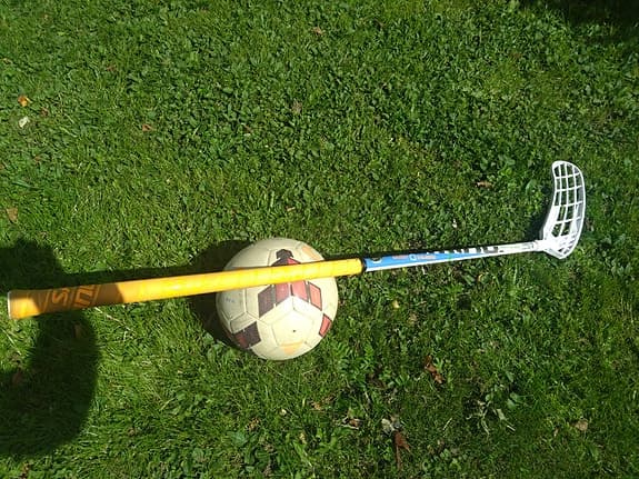 Fotboll 5:a i skapligt skick (100:-) och Innebandyklubba som ny (250:-)